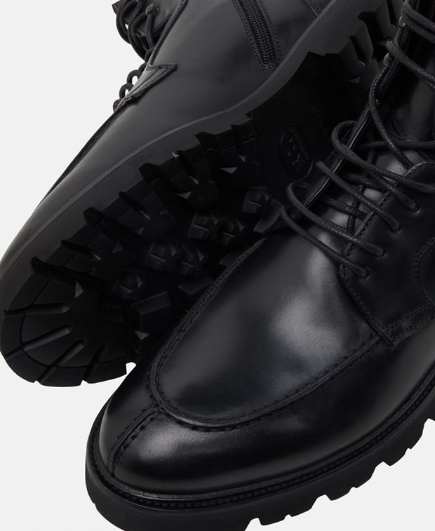 Schnürstiefeletten