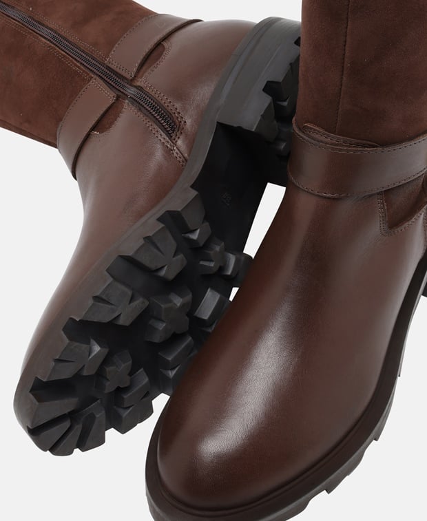 Wadenhohe Stiefel