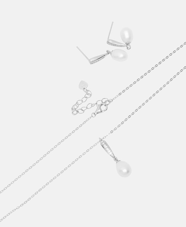 Set aus Halsketten und Ohrringe