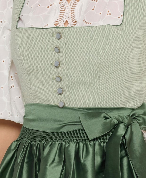 Dirndl mit Schürze