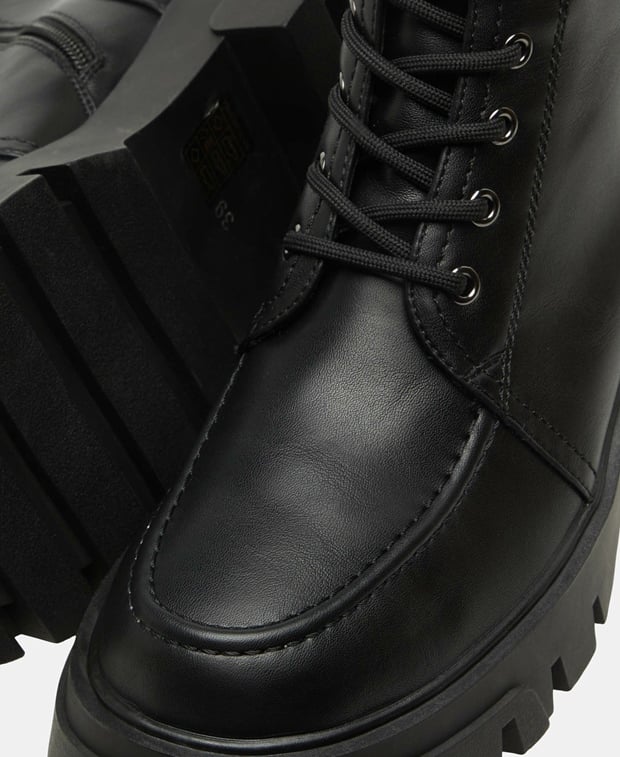 Schnürstiefeletten