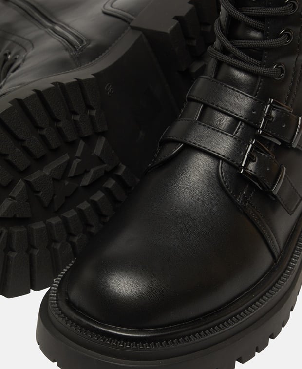 Schnürstiefeletten