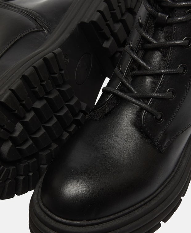 Schnürstiefeletten