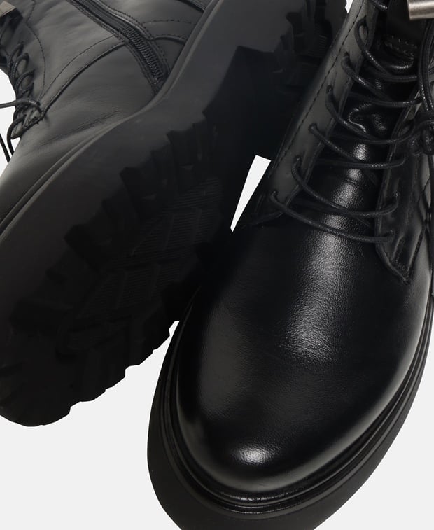 Schnürstiefeletten