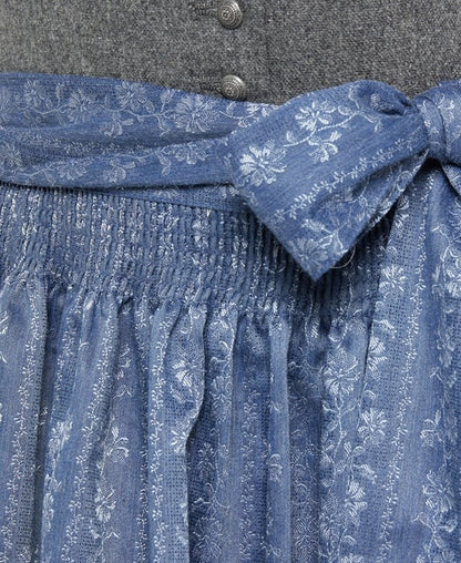 Dirndl mit Schürze