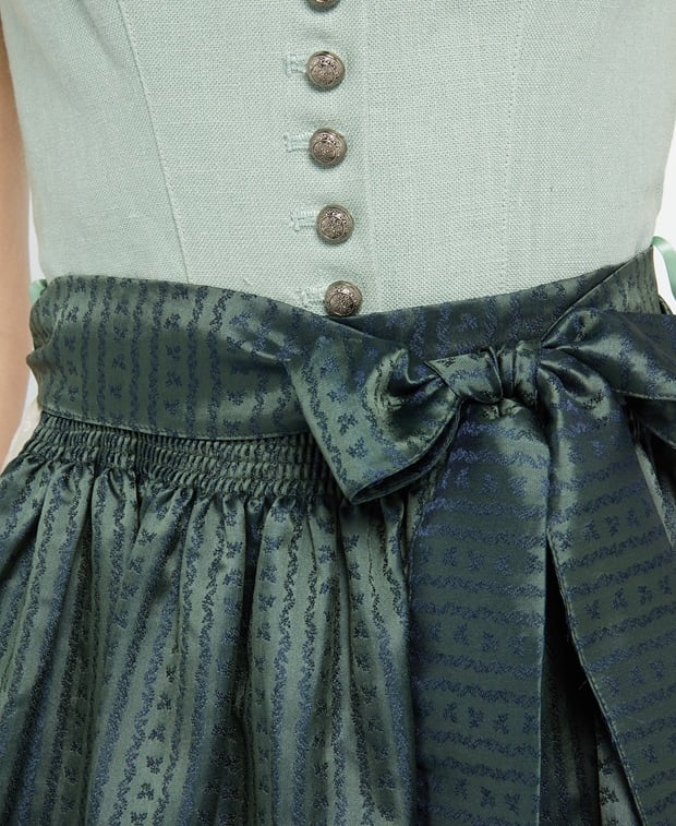 Dirndl mit Schürze