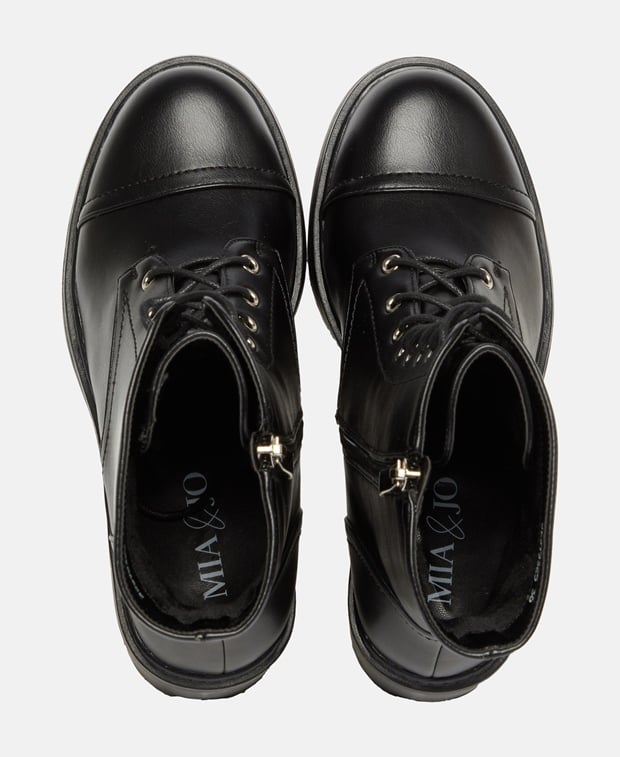 Schnürstiefeletten