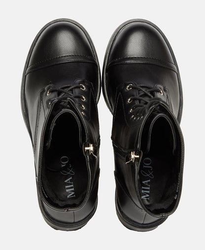 Schnürstiefeletten