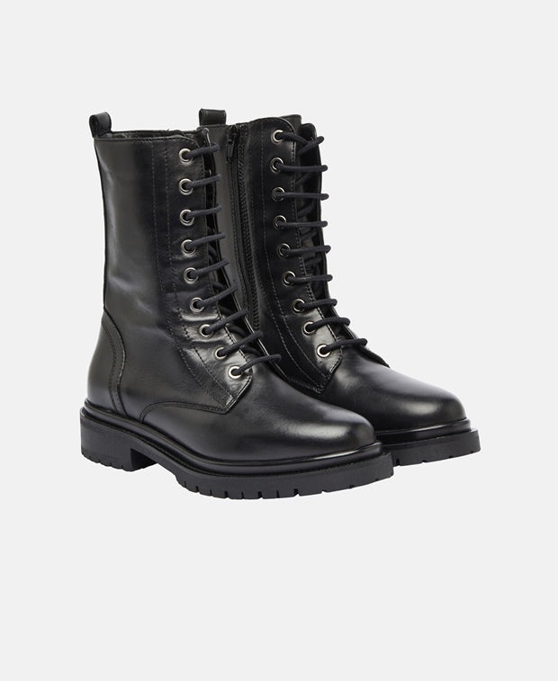 Schnürstiefeletten