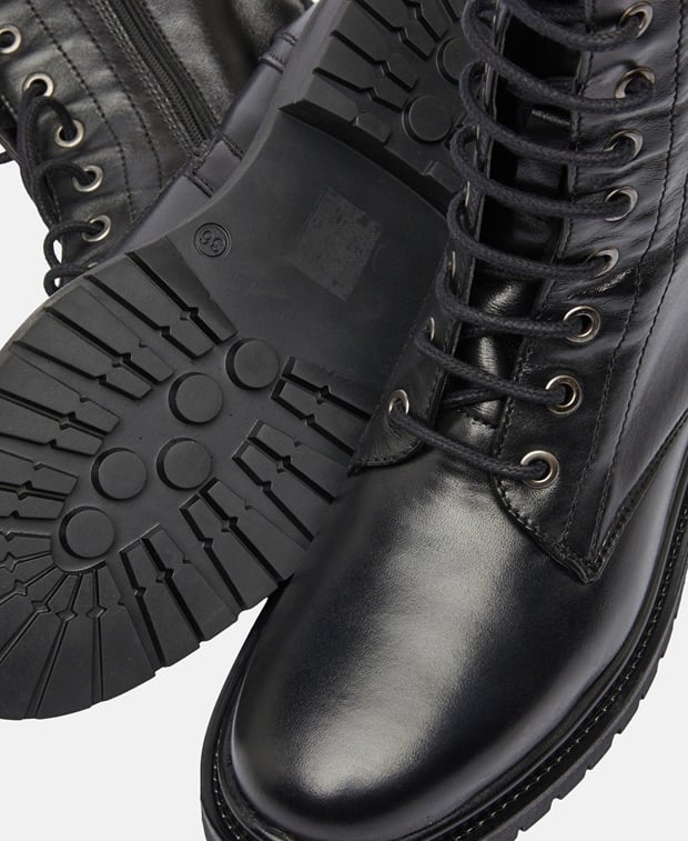 Schnürstiefeletten
