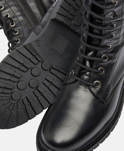 Schnürstiefeletten