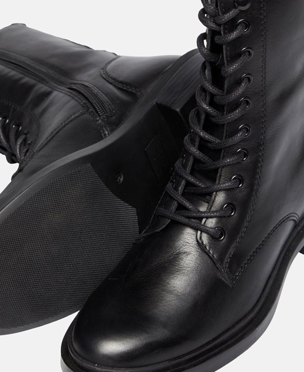 Schnürstiefeletten
