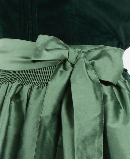 Dirndl mit Schürze