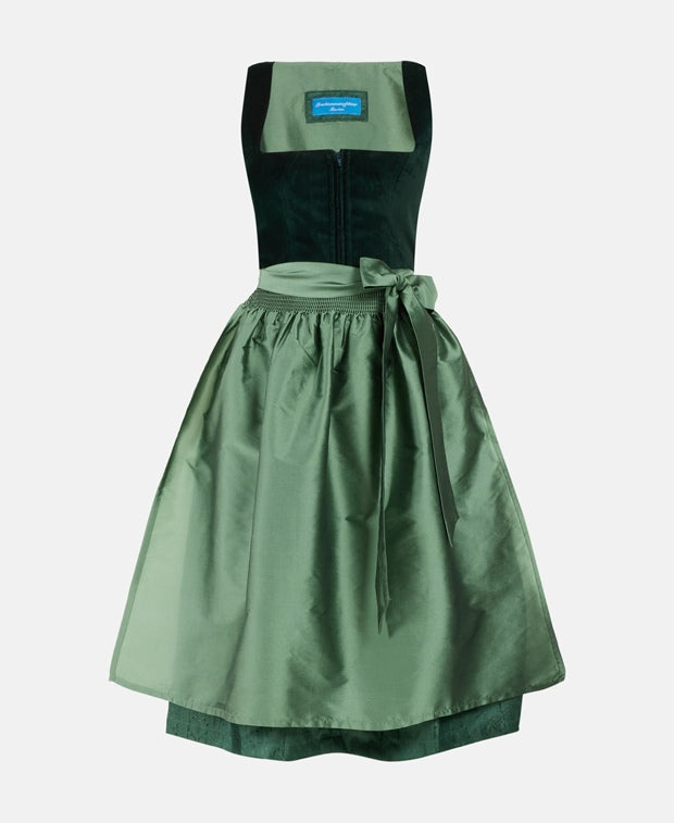 Dirndl mit Schürze