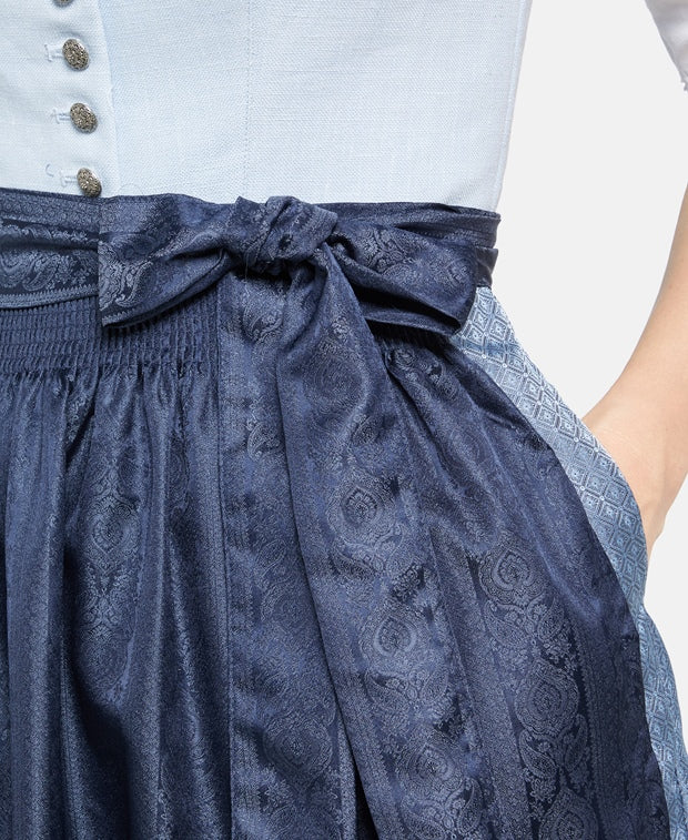 Dirndl mit Schürze