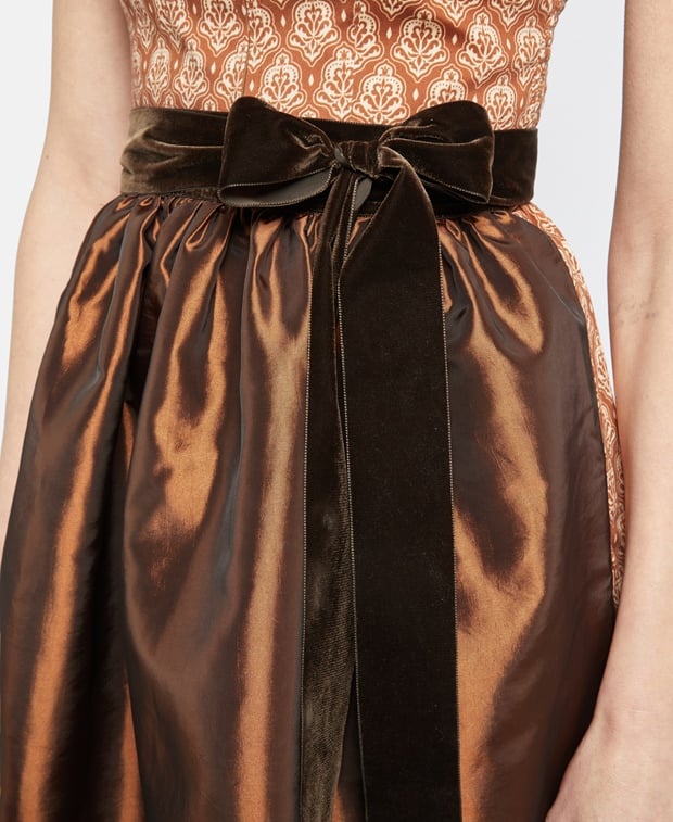 Dirndl mit Schürze