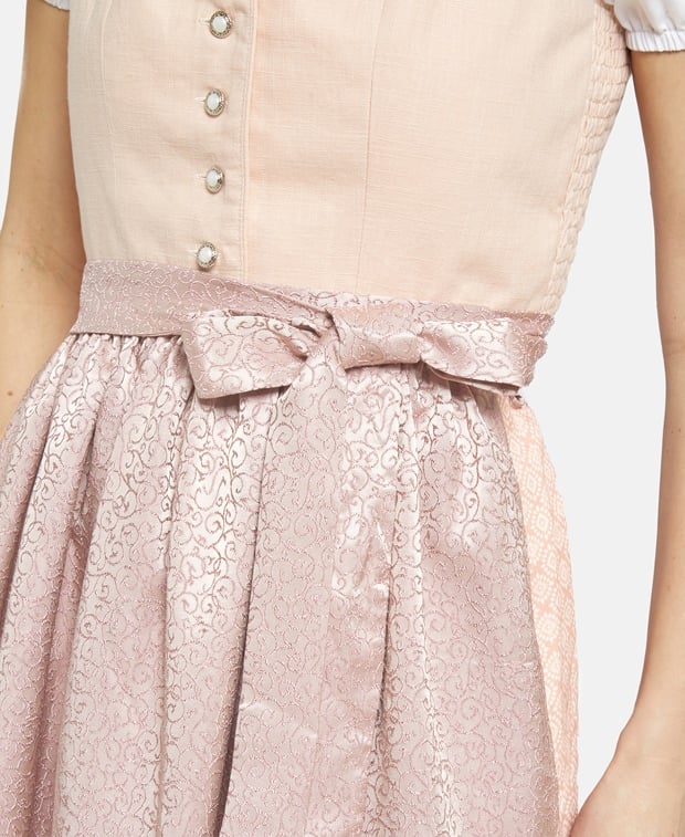 Dirndl mit Schürze