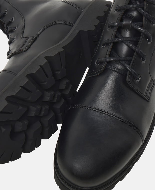 Schnürstiefeletten