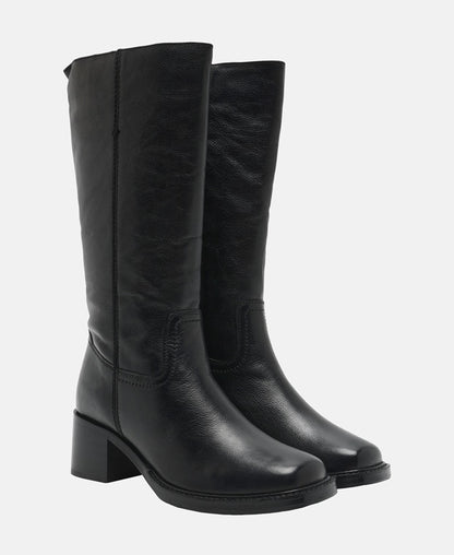 Wadenhohe Stiefel
