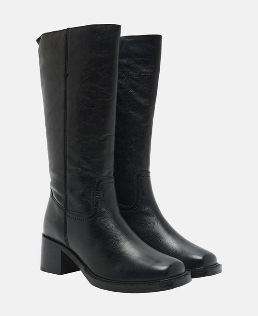 Wadenhohe Stiefel