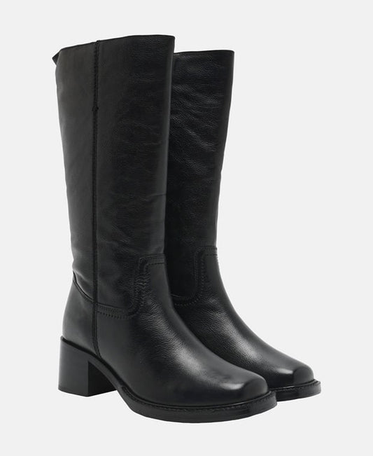 Wadenhohe Stiefel