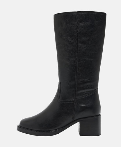 Wadenhohe Stiefel