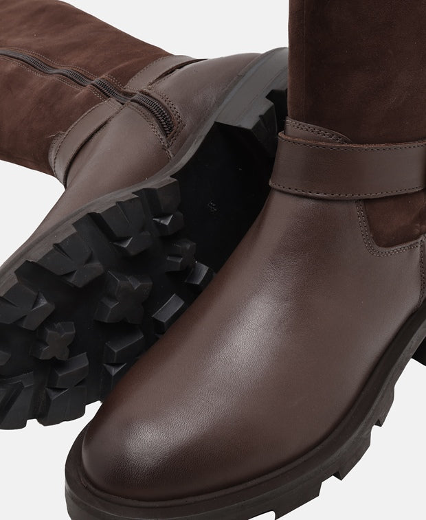 Wadenhohe Stiefel