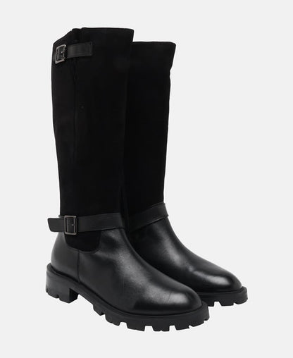 Wadenhohe Stiefel