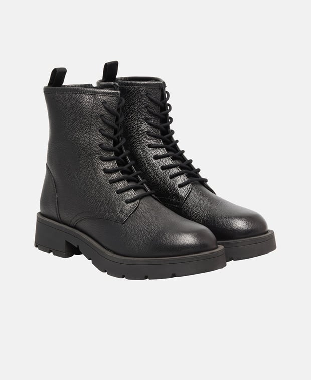 Schnürstiefeletten