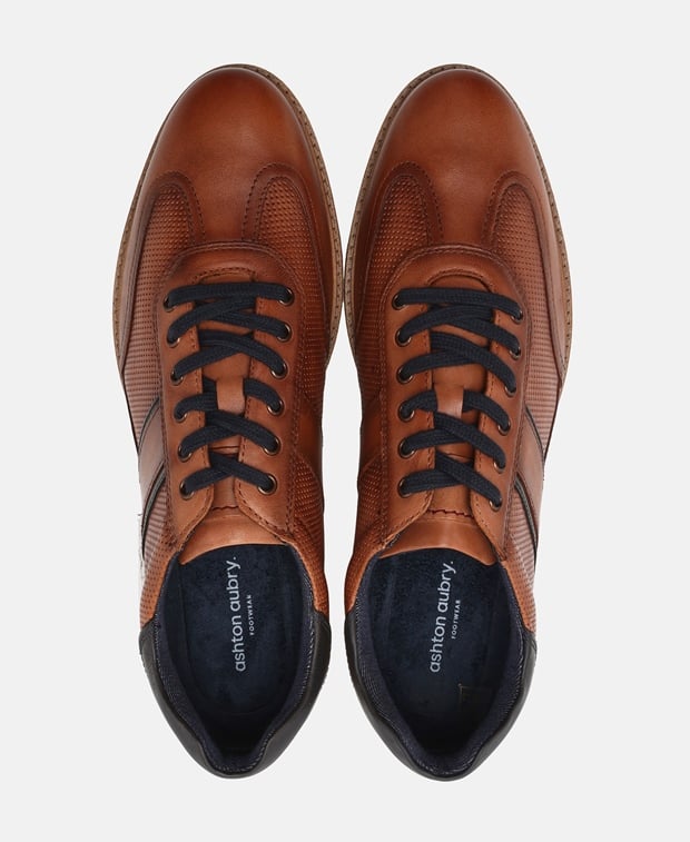 Schnürschuhe