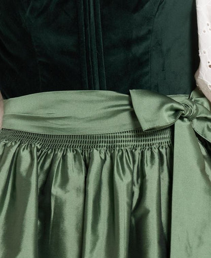 Dirndl mit Schürze