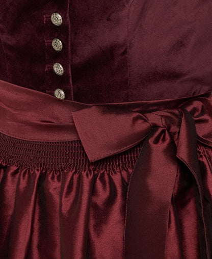 Dirndl mit Schürze