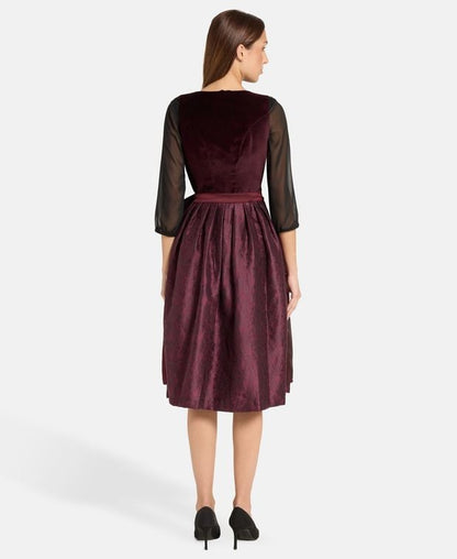 Dirndl mit Schürze