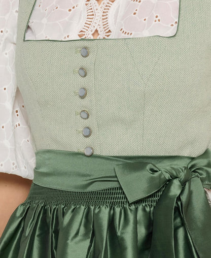 Dirndl mit Schürze