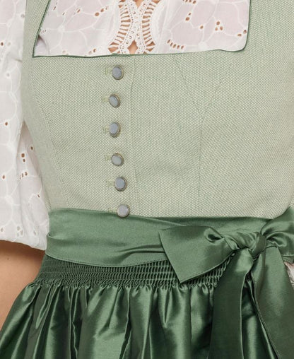 Dirndl mit Schürze