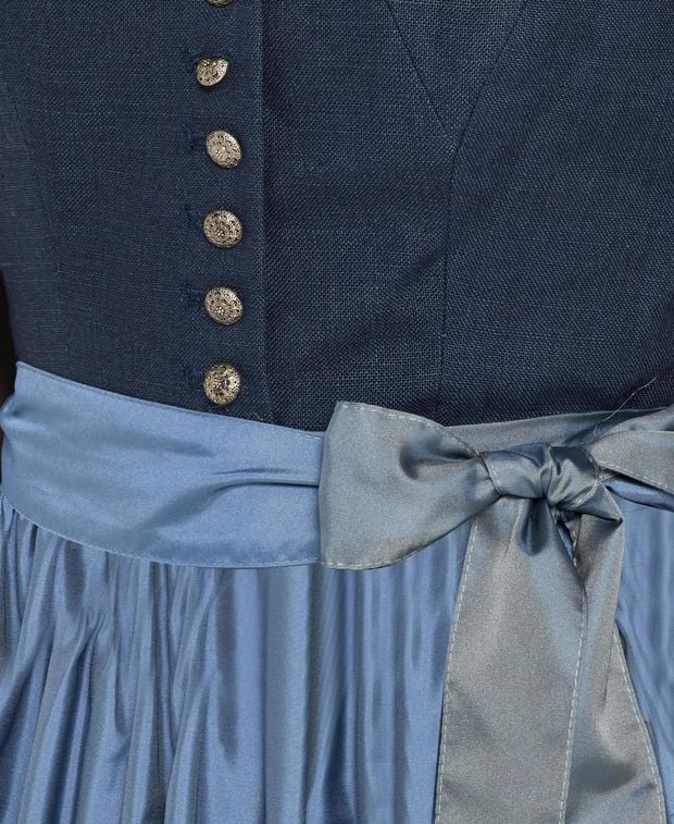 Dirndl mit Schürze