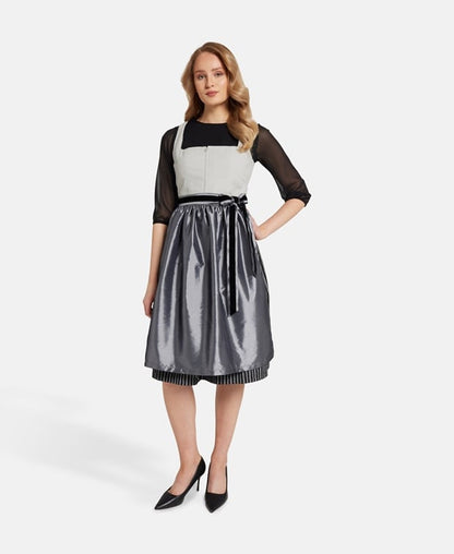 Dirndl mit Schürze