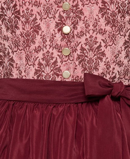 Dirndl mit Schürze