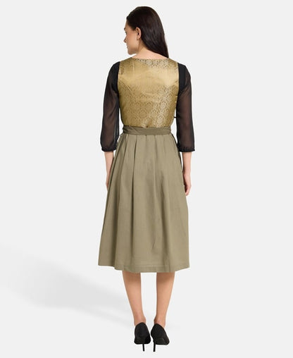 Dirndl mit Schürze
