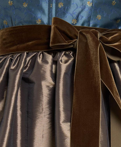 Dirndl mit Schürze