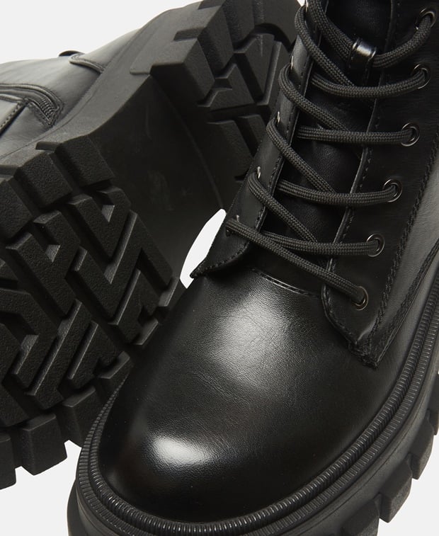 Schnürstiefeletten