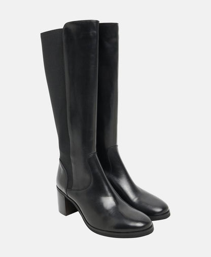 Wadenhohe Stiefel