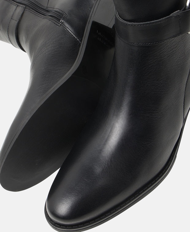 Wadenhohe Stiefel
