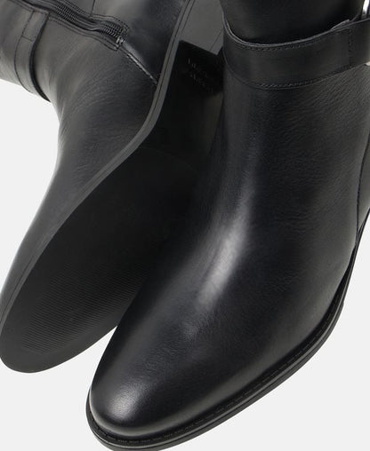 Wadenhohe Stiefel