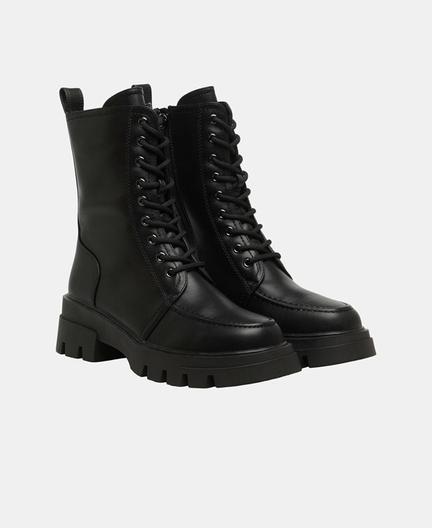 Schnürstiefeletten