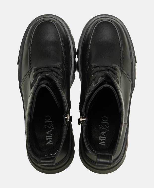 Schnürstiefeletten