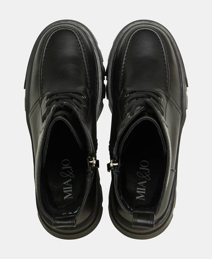 Schnürstiefeletten