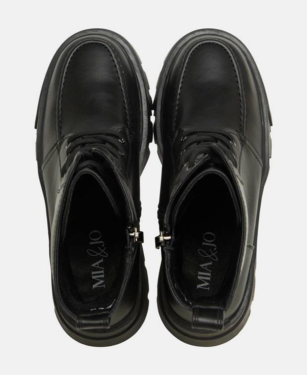 Schnürstiefeletten