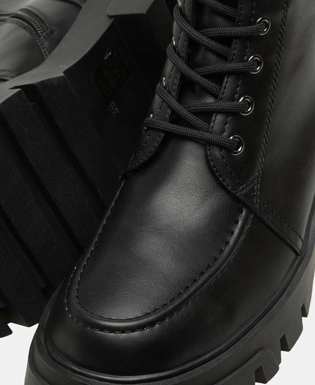 Schnürstiefeletten