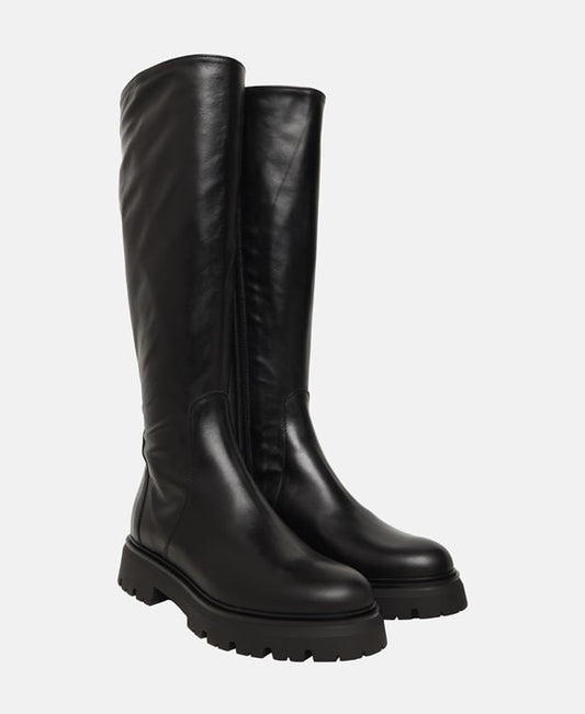 Wadenhohe Stiefel